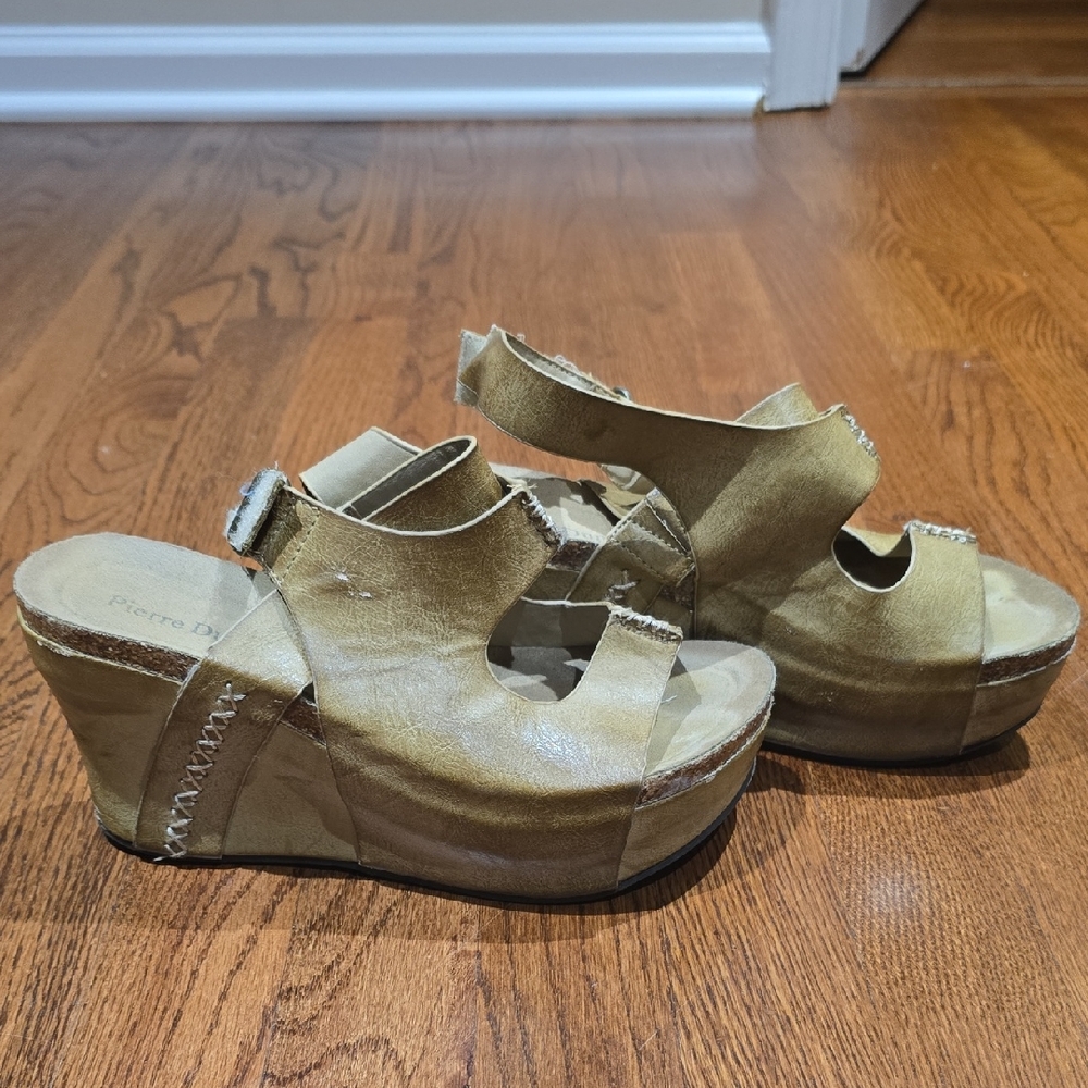 Pierre Dumas Women's Tan Wedge Sandals